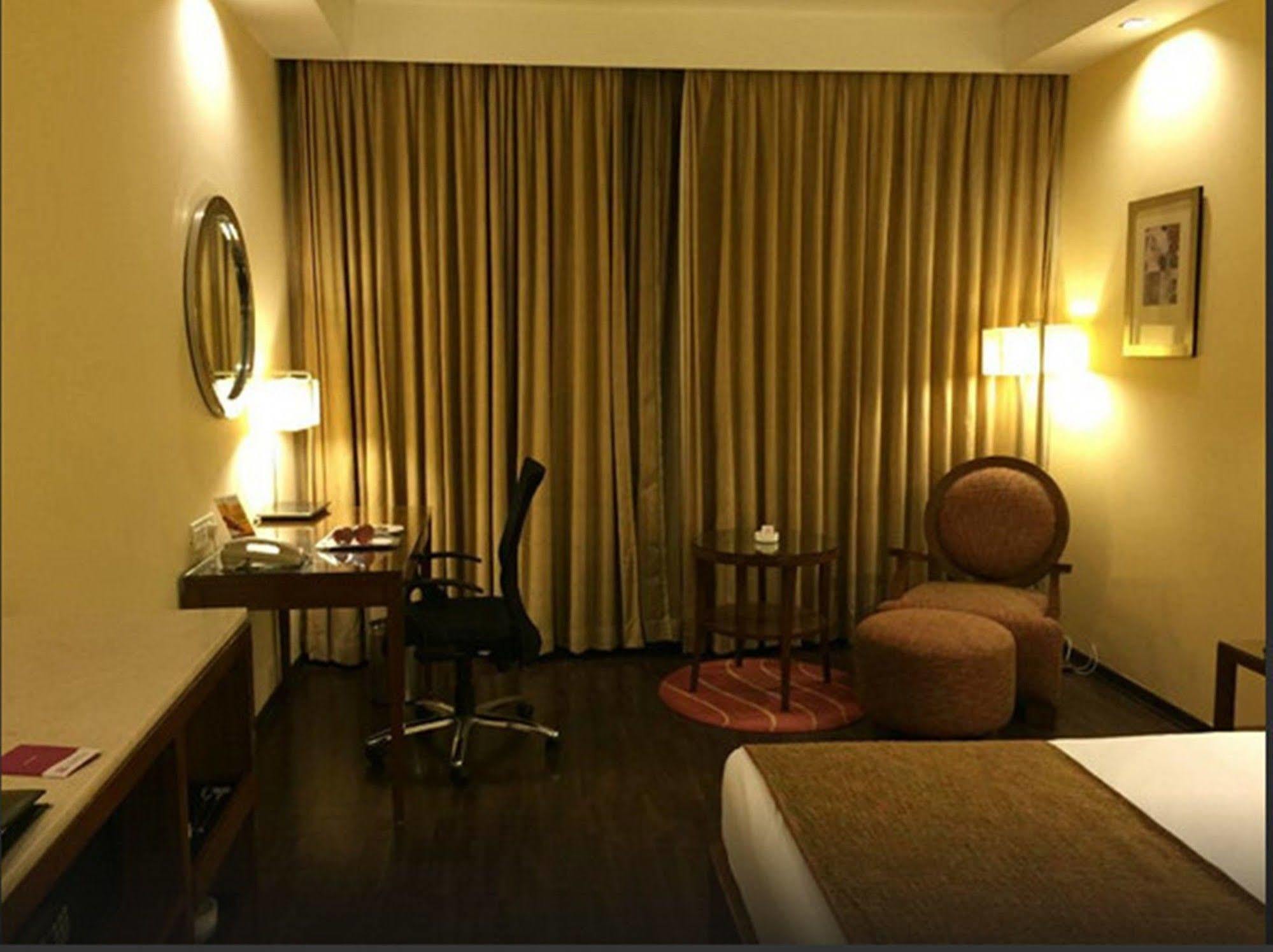 Royal Orchid Central Bangalore, Mg Road Exterior foto